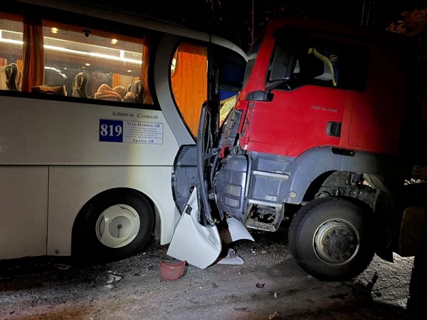 В столкновении автобуса с грузовиками под Братском пострадали шесть человек 