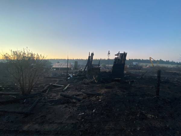 В Бурятии семь домов сгорели, вероятно, из-за выброшенного из машины окурка 