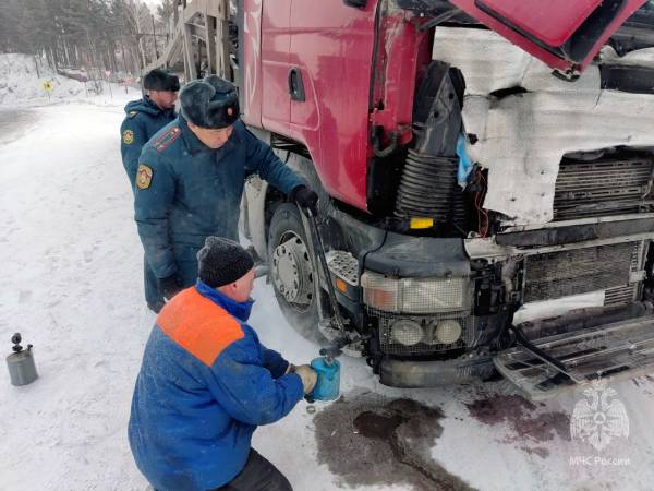 В Бурятии на дороге отогрели замёрзающих автомобилистов
