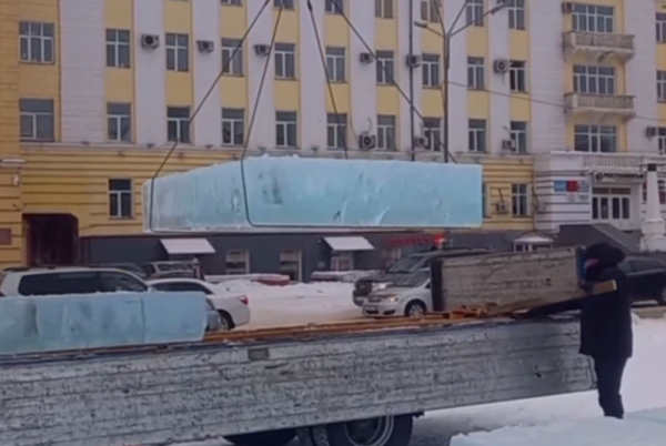 В Улан-Удэ доставляют лёд для новогоднего городка