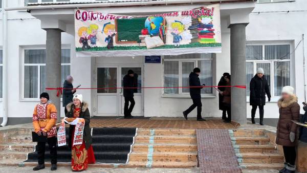 Школу-«холодильник» в Бурятии открывали с красной ленточкой 