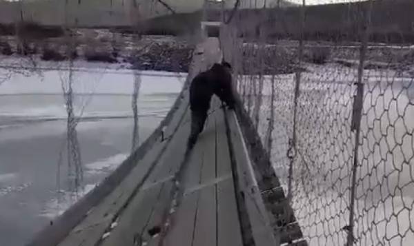 В Забайкалье жители ползком перебираются через оборвавшийся мост 