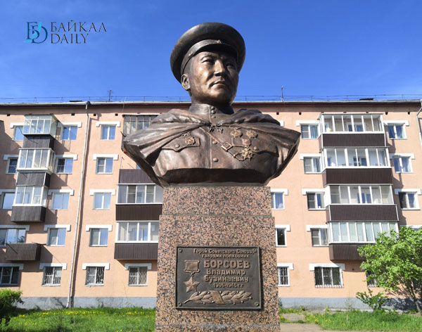 Борсоев. Памятник Владимиру борсоевуулан-Удэ. Памятник Борсоева Улан-Удэ. Владимир Бузинаевич Борсоев памятник. Улан Удэ Борсоева статуя.