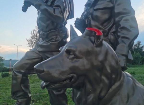 В Бурятии собаке с памятника пограничникам вернут ухо 