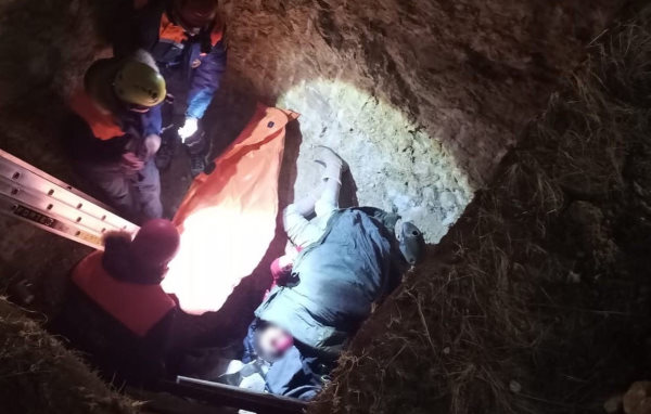 В Иркутской области спасатели вытащили упавшую в яму женщину