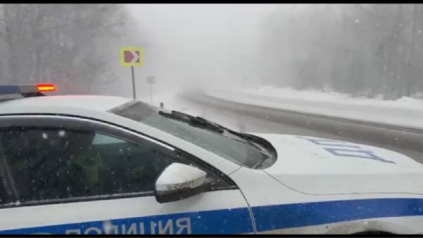 Водителей в Иркутской области призвали быть внимательными из-за снега и ветра 