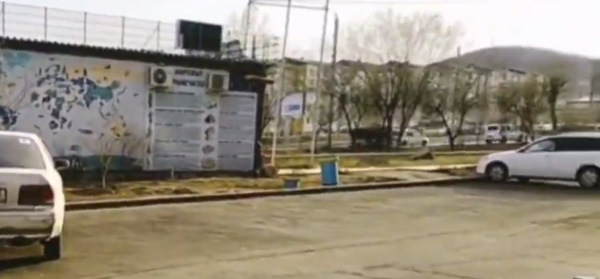 В Улан-Удэ детскую площадку променяли на «элитную» парковку 