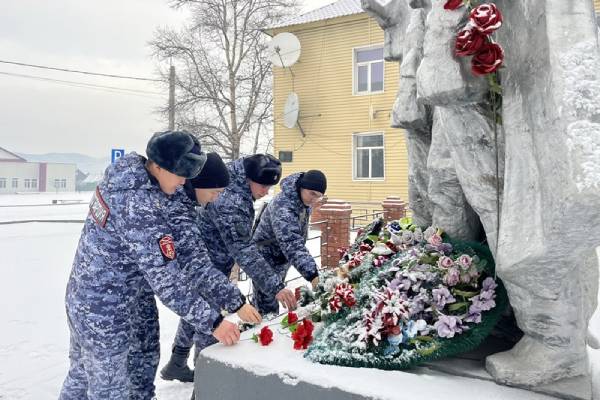 В Бурятии росгвардейцы почтили память павших воинов в День Неизвестного солдата