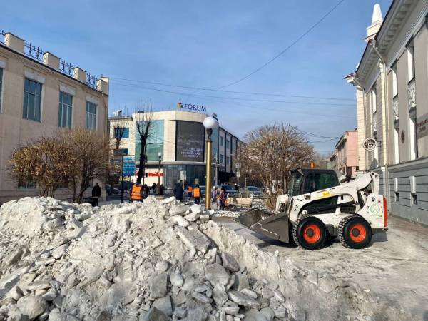 С улан-удэнского «Арбата» вывезли 20 «КамАЗов» снега 