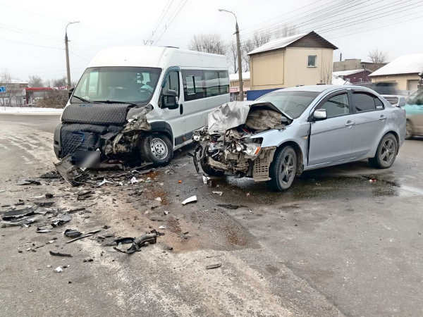 В Иркутске в ДТП с маршруткой пострадали пять человек 