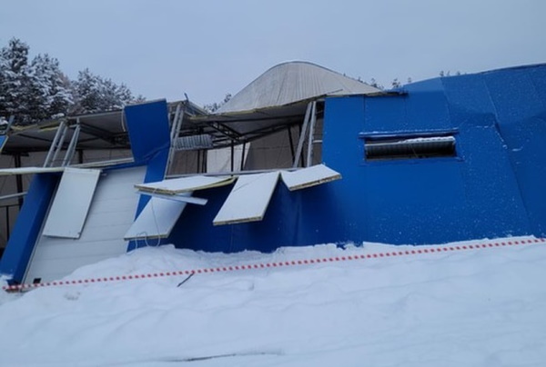 В Иркутской области обрушилась крыша хоккейного корта