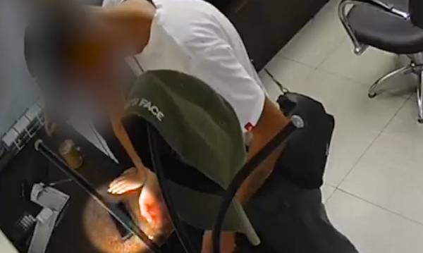 Кража телефона в читинской парикмахерской попала на видео  