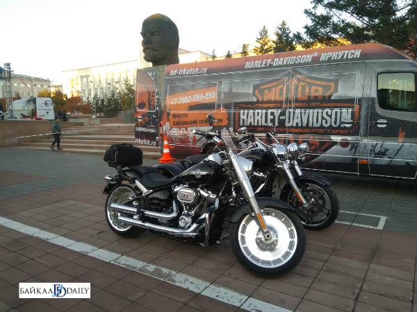 -  Harley Davidson (, ) 
