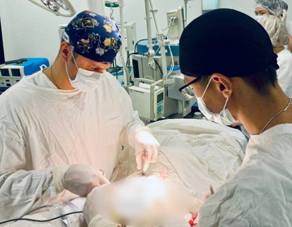 Известный детский хирург спас 9-месячного мальчика из Бурятии от инвалидности