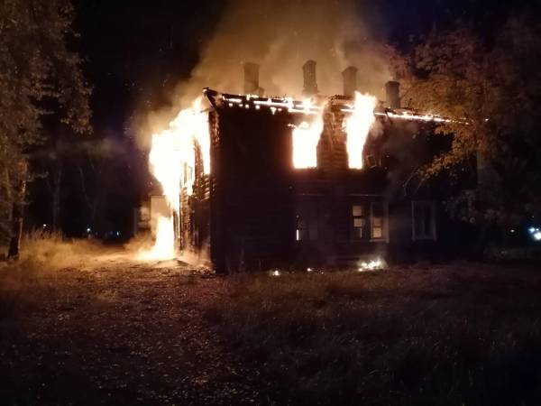 В Бурятии за ночь сгорели два нежилых дома