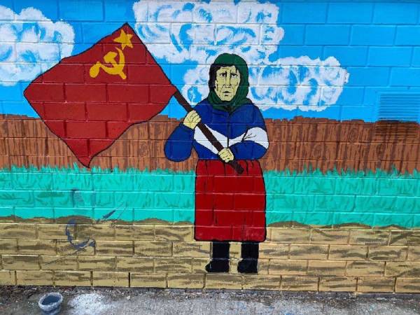 В Шелехове появился стрит-арт с украинской бабушкой и советским флагом