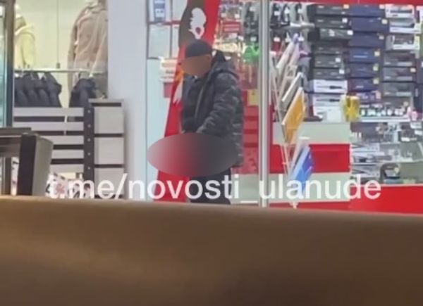 В Улан-Удэ мужчина справил нужду посреди торгового центра