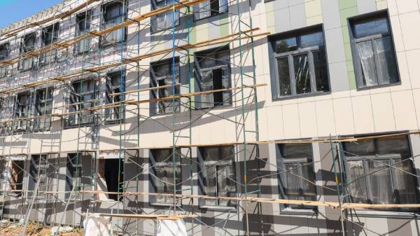В Улан-Удэ облицовывают фасад нового корпуса школы №32