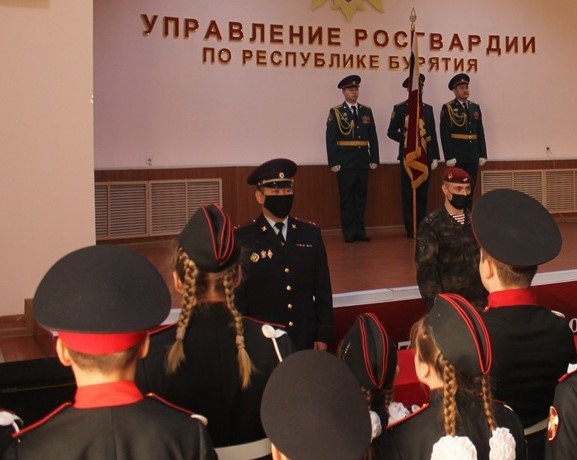 В Улан-Удэ пятиклассников посвятили в кадеты Росгвардии 