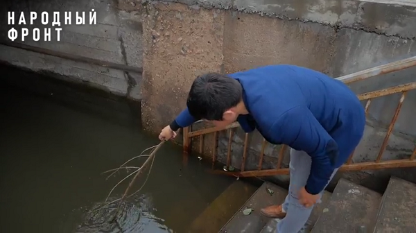 В Улан-Удэ подземный переход превратился в бассейн с мусором