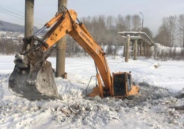 В Иркутской области под лёд провалился экскаватора