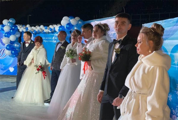 В Ангарске 8 пар заключили брак на льду