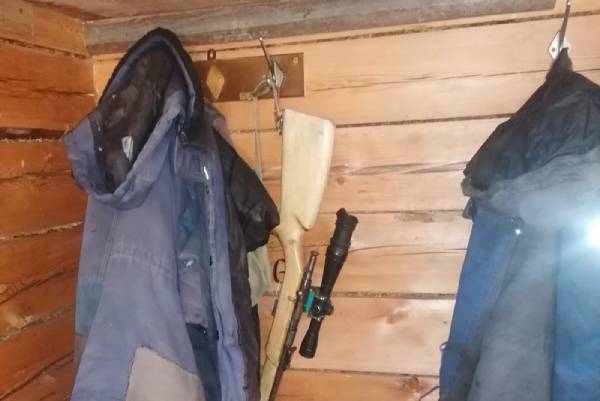 Жители Бурятии прятал оружие на вешалке за одеждой 
