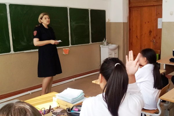 Росгвардейцы провели урок профориентации в улан-удэнской школе