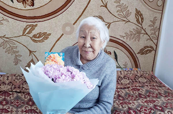Жительницу Улан-Удэ поздравили с 90-летием