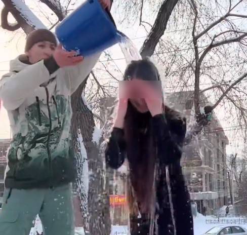 Иркутские блогеры предлагали заработать обливанием холодной водой 