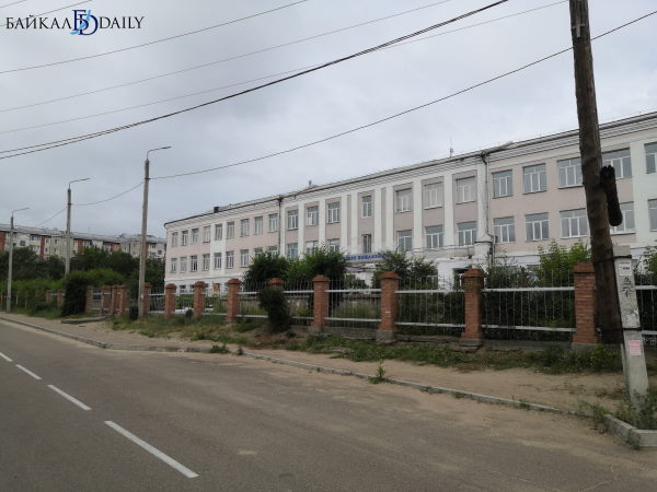 В Улан-Удэ родителей шокировали сроки ремонта закрытой школы 
