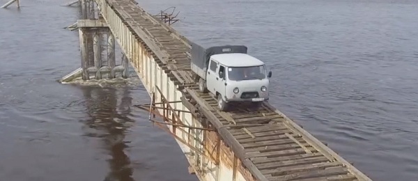 Житель Бурятии снял на видео проезд по одному из самых опасных мостов в России