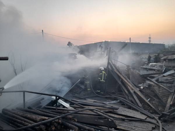 В Улан-Удэ из-за сигареты горела база с пиломатериалами 