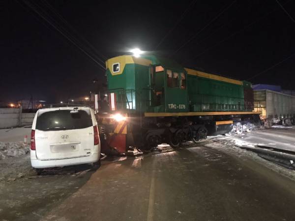 В Иркутске столкнулись минивэн и локомотив 