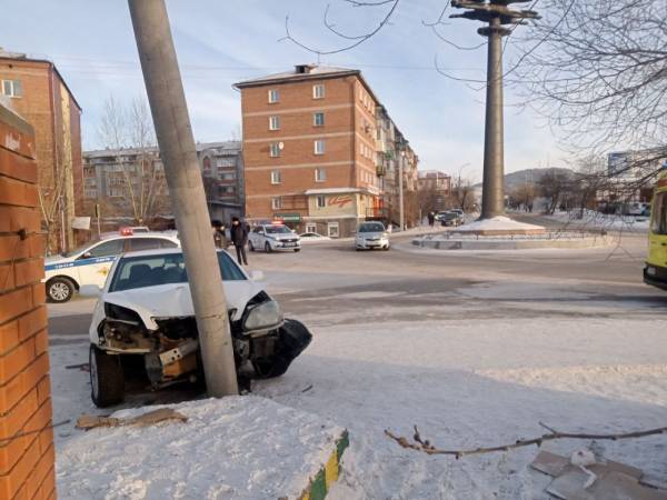 В Улан-Удэ лихач без прав сбил двух пешеходов и врезался в столб