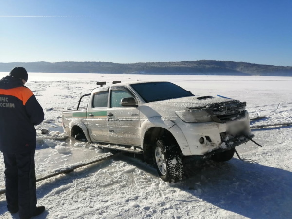 Два автомобиля провалились под лёд на реке Ангаре за сутки