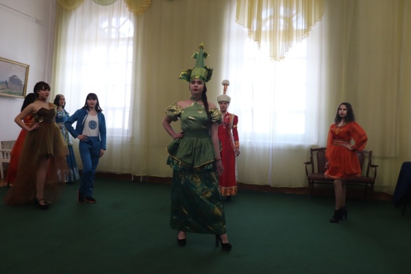 В Кяхтинском музее открылась выставка «Бурятский костюм»