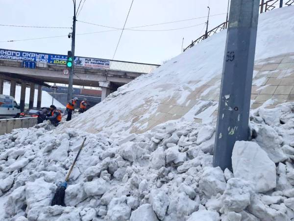 В Улан-Удэ откосы на Элеваторе вручную очищают от снега