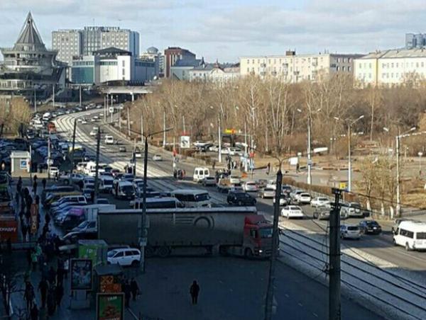 Большегруз заблокировал центр Улан-Удэ (фото)