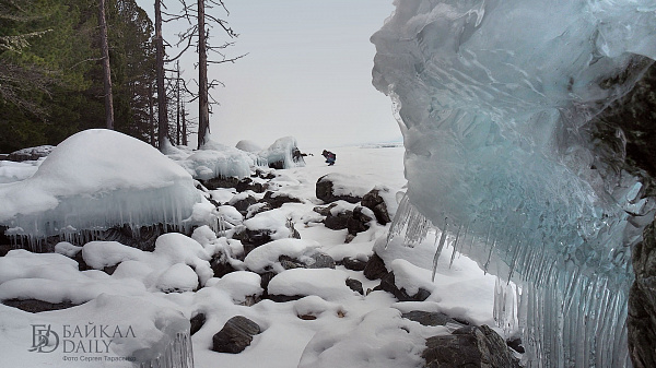 Жителей Бурятии просят не выходить на лёд Байкала