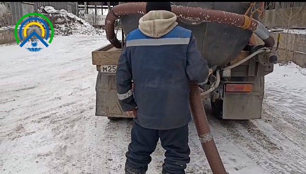 В Улан-Удэ водитель «вакуумки» без разрешения слил фекалии в канализацию