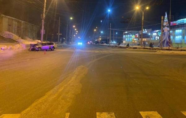 В Иркутске погиб пассажир врезавшегося в ограждение Nissan