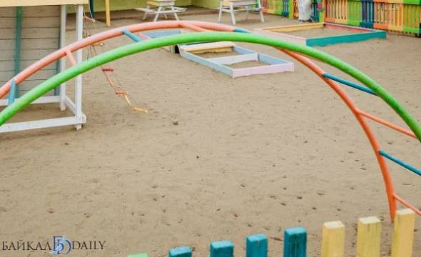 В Иркутской области упавшая балка травмировала ребёнка на детской площадке