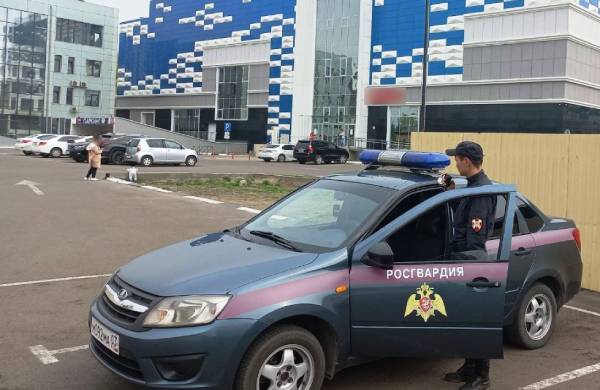 В Улан-Удэ покупательница украла из кассы 16 тысяч рублей 