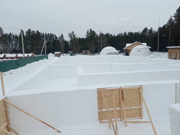 «Там можно заблудиться»: На Байкале в Бурятии построили снежный лабиринт 