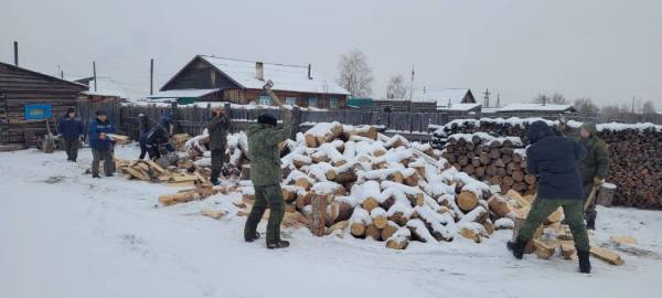 В Бурятии пожарные накололи дрова семье мобилизованного