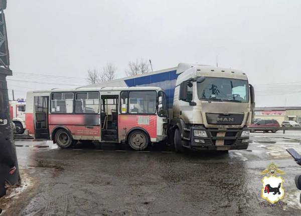 В Иркутске двое детей и трое взрослых пострадали в ДТП с автобусом 