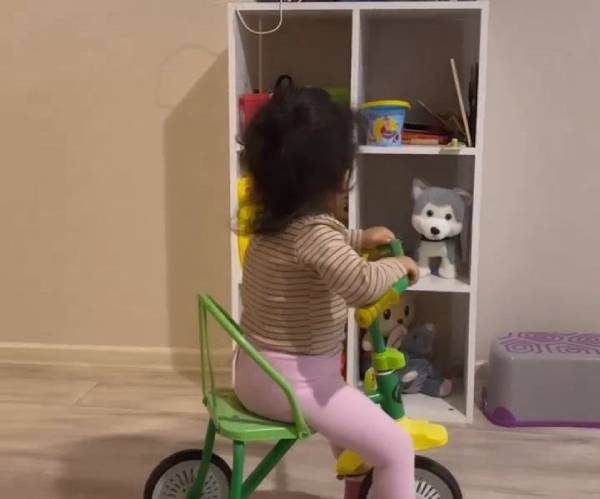 Девочка из Бурятии, получившая спасительный укол за 160 млн, осваивает велосипед