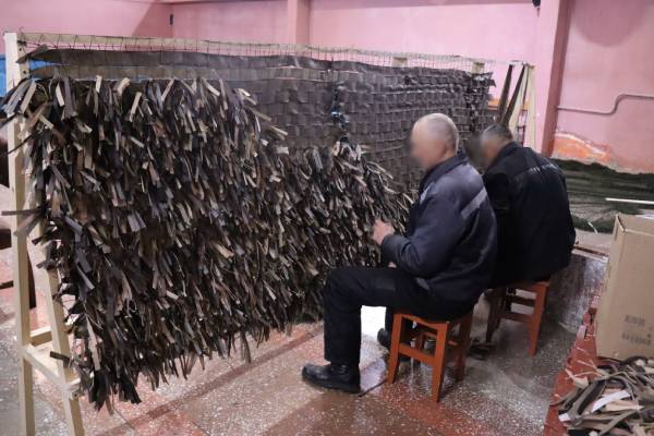 В Улан-Удэ осуждённые сплели маскировочные сети
