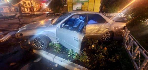В Иркутске пьяный водитель сбил ограждение и заехал в сквер